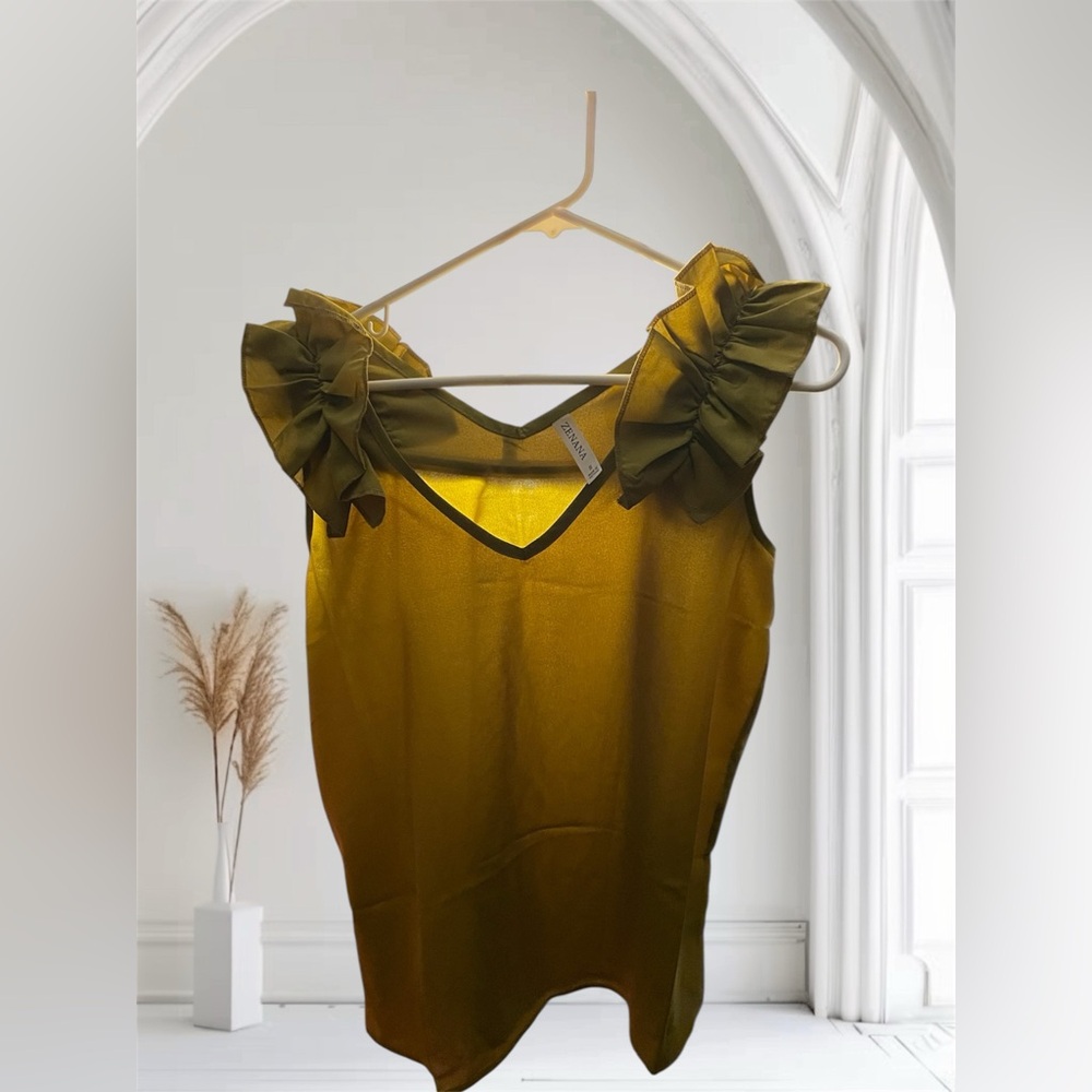 Zenana Ruffle Sleeveless V-Neck Blouse
Sz Small Chartreuse/Olive Green
NWOT - Picture 2 of 5
